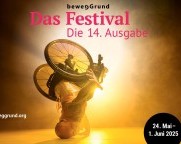 Ein südostasiatischer männlicher Rollstuhltänzer befindet sich in einem schwerkrafttrotzenden Kopfstand in der Mitte des Bildes. Er balanciert kopfüber auf der Seite seines Kopfes, seine Position wird von seiner rechten Hand auf dem Boden gestützt.