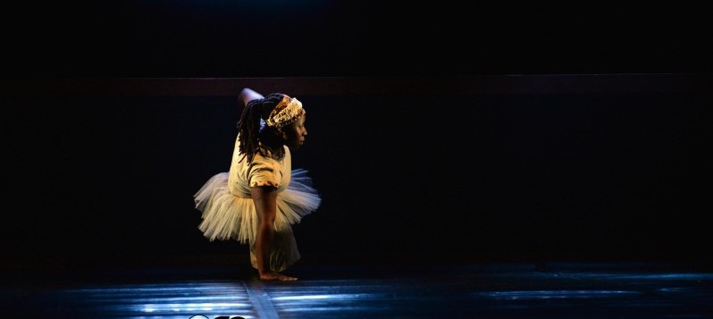 Produktionsbild, Solo für Maria. Schwarze Frau, die sich seitlich aufstützt.