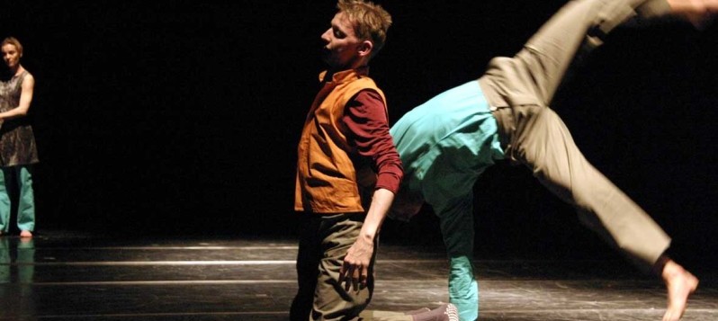 Drei Tänzerinnen und Tänzer sind in verschiedenen Bewegungen.