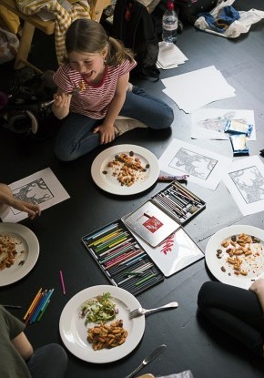 Bühnenaufnahme von Ein Stück Glück. Zwei junge Mädchen und zwei ältere Frauen stehen sich leicht überdeckend auf einer steilen Diagonale.