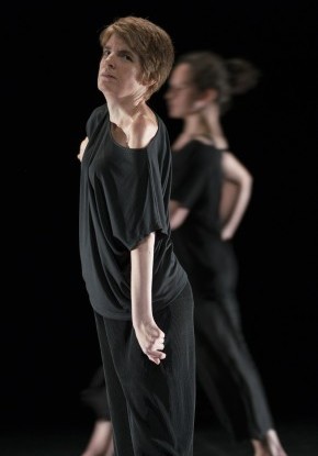 Bühnenaufnahme von Worte bewegen Menschen. Vier ältere Männer und Frauen in schwarzen Anzügen, beschrieben mit weisser Kreide.