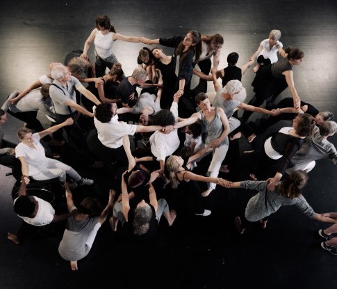 Vier Frauen und ein Mädchen in einem innigen Gruppenbild. Sie legen ihre Arme um sich, halten sich oder legen den Kopf auf die Schulter.