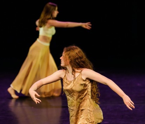 Eröffnungsansprache der Stadtpräsidentin Marieke Kruit am Rednerpult.  Sie steht an einem Rednerpult.  An der Decke hängt eine leuchtend rote Installation.